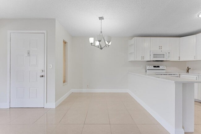 Photo - 537 Shady Pine Way