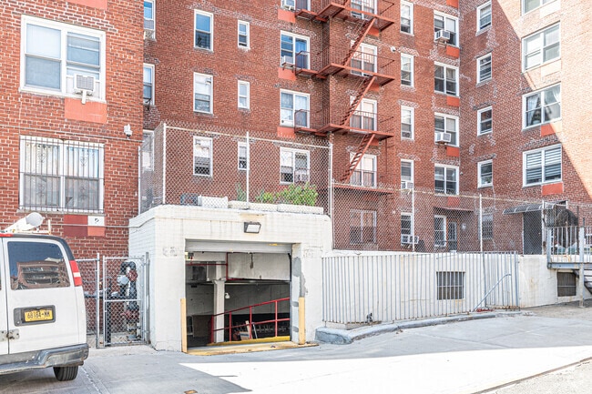 Photo - 136-04 Main St