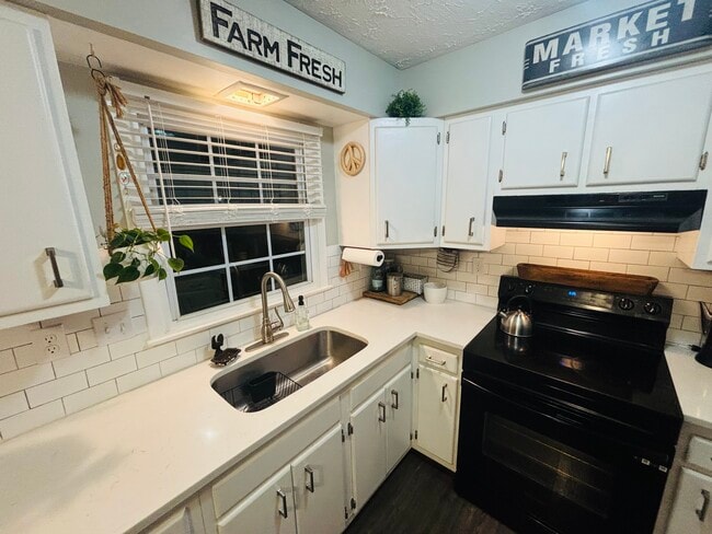 Building Photo - 314 W 12th St