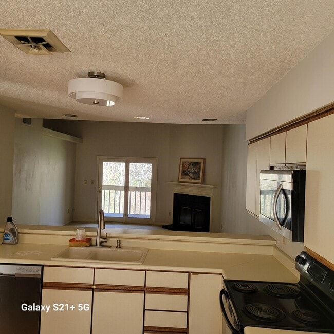 Kitchen/Livingroom - 14 Willow Tree Run Unit 14 Willow Tree Run