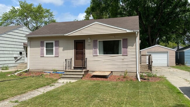 Building Photo - Huge 5 Bed 2 Bath Home for Rent! Great Loc...