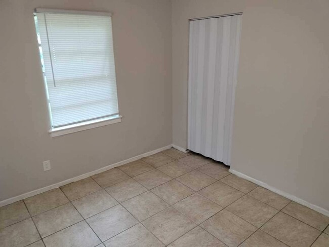 Dormitorio 1 - 917 W Michigan Ave