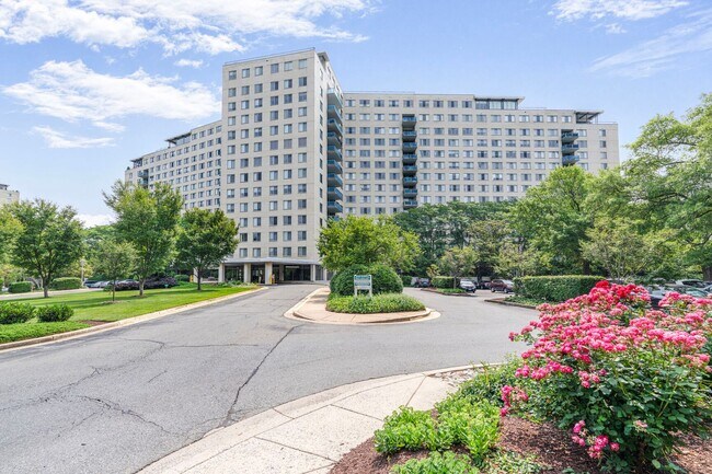 Building Photo - HUGE Apartment Across from Grosvenor Metro... Unit 904