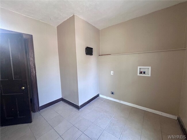 Building Photo - 151 Amber St