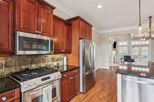 Photo - 805 Highland Green Way NE