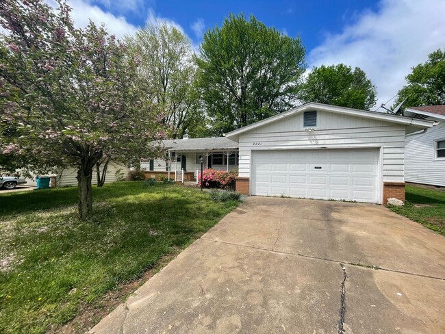 Photo - Beautiful 3 bedroom 1.5 bath waiting for you to call home .