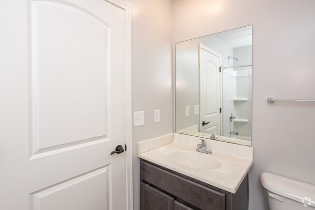 3HAB, 2BA - 1.350 ft² - Baño - Shelby Oaks Apartments