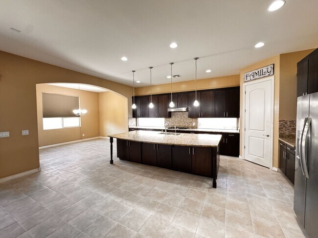 Photo - 4 Bedroom + den energy efficient Hamilton High