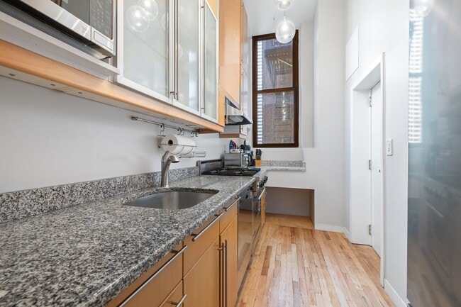 Photo - 32 W 40th St
