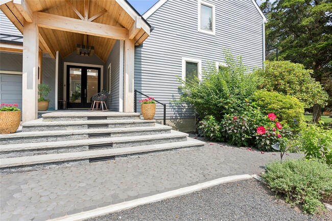 Photo - 425 Cedar Point Dr E