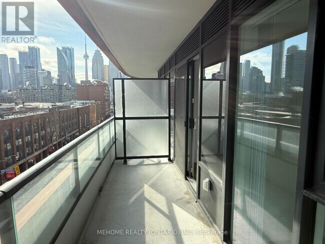 Photo - 180 Front St E Unité 612