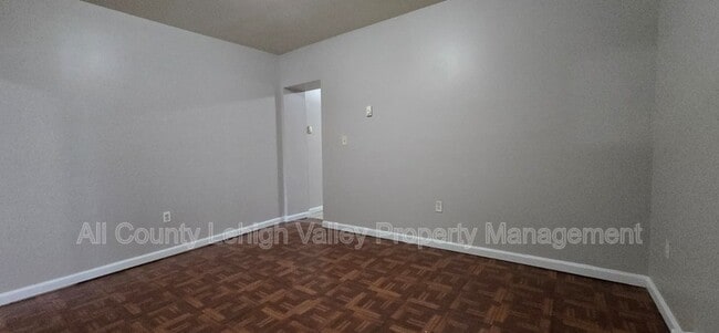 Photo - 609.5 Walnut St