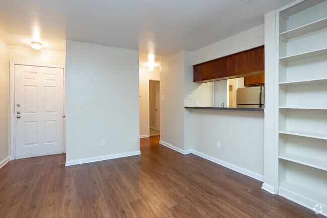 1BR, 1BA - 700SF - Great Hills
