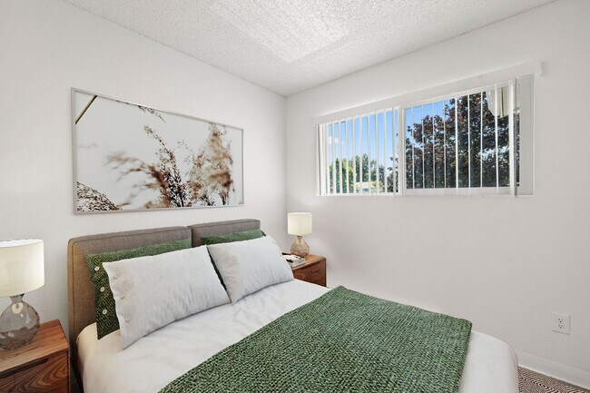 Lake Crest Apartments apartments — community photo