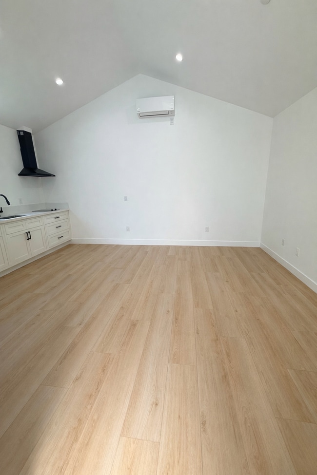 Photo - 111 E 60th St