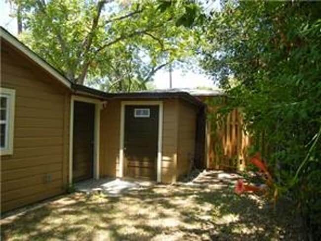 Building Photo - Cute 1X1 Hyde Park Cottage