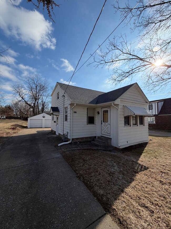 Building Photo - 3 Bedroom House - Rock Island