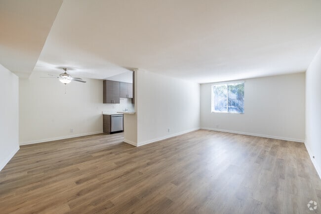 1BR, 1BA - 925SF - Living Room