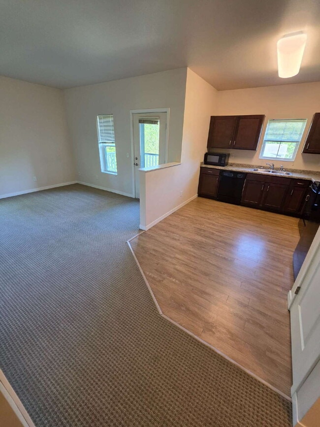 Building Photo - 2 Bedroom | 1 Bathroom 2nd Floor Apartment Available RIGHT NOW! Unit 209