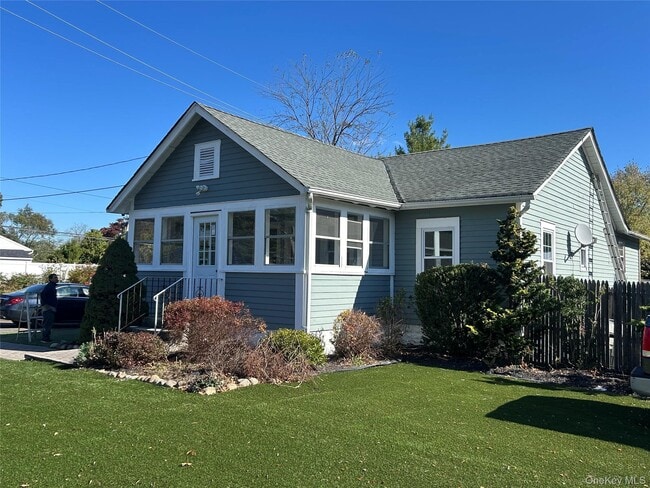 Photo - 490 Commack Rd