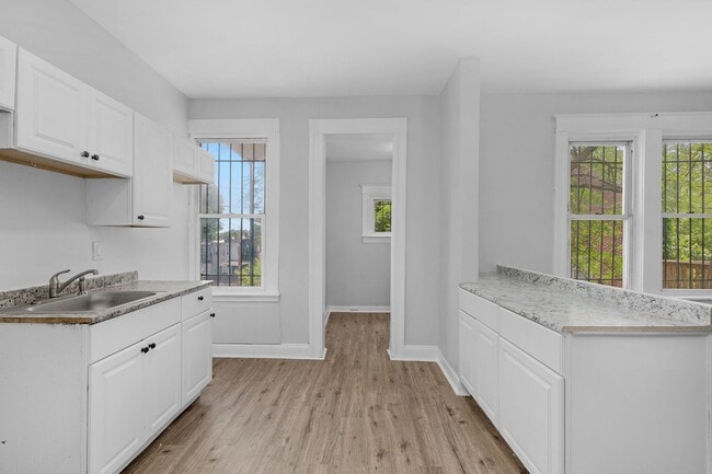 Building Photo - 4 Bedroom 2 Bathroom in Lower Edmondson Village
