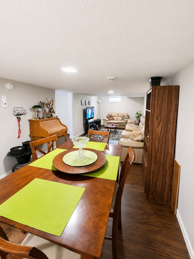 Photo - 3139 74 St NW