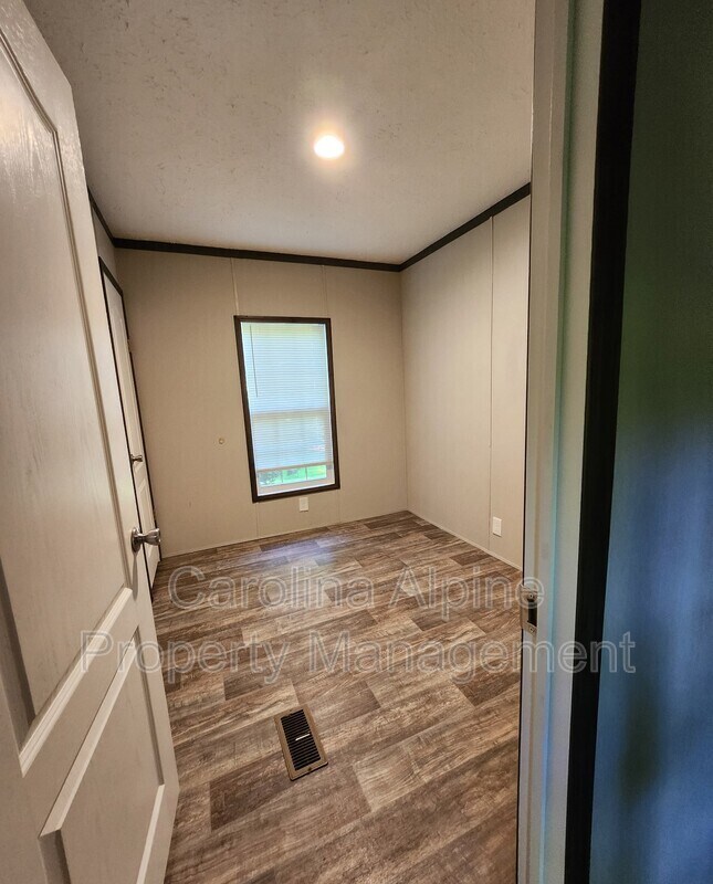 Photo - 220 Starling Ln