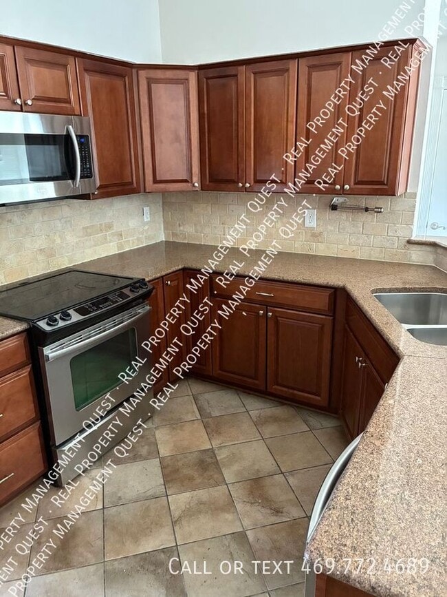 Photo - 814 Meandering Way