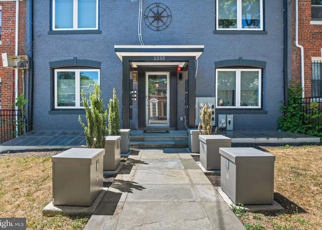 Building Exterior - 1355 Bryant St NE Unit 4