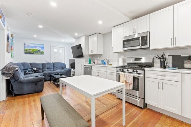 Building Photo - 651 E 7th St Unit 2