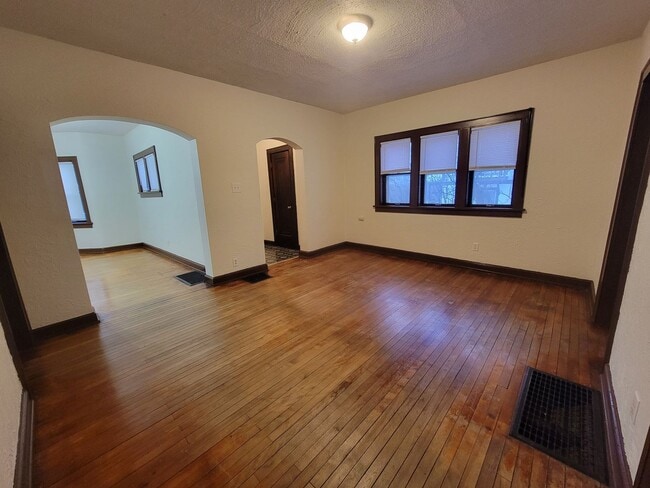 Building Photo - 1034-1034 1/2 E Madison Street Unit 1034 E Madison Street