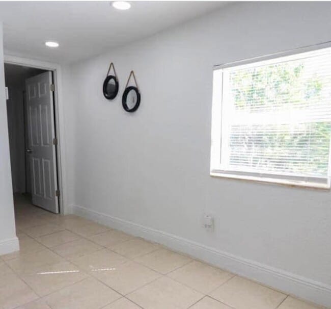 Photo - 701 SE Bahama Ave