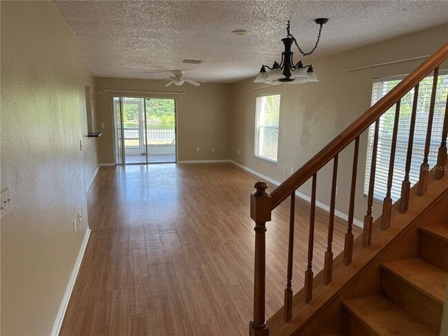 Photo - 728 Burlwood St