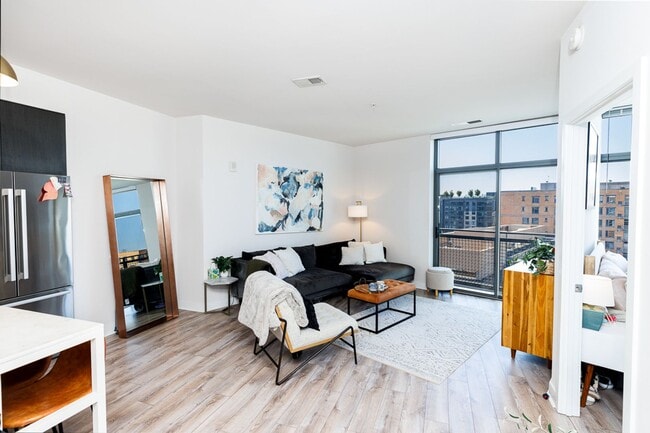 Photo - Spacious PENTHOUSE unit has it all! Light filled 1BR/1BA + DEN condo Unidad #1006