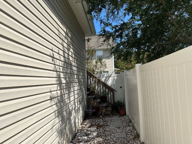 Bluffton Park Garage Apartment For Rent!