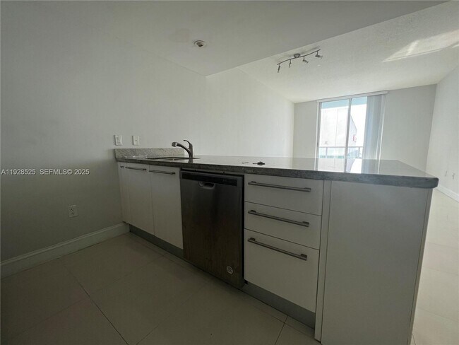 Photo - 185 SW 7th St Unidad 2914