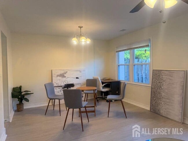 Photo - 614 W 8th St