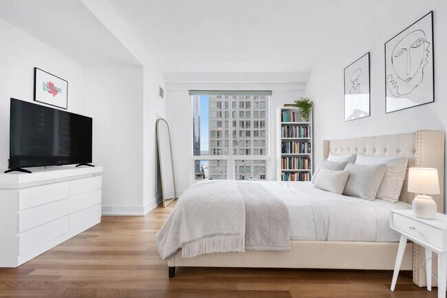 Photo - 350 W 42nd St