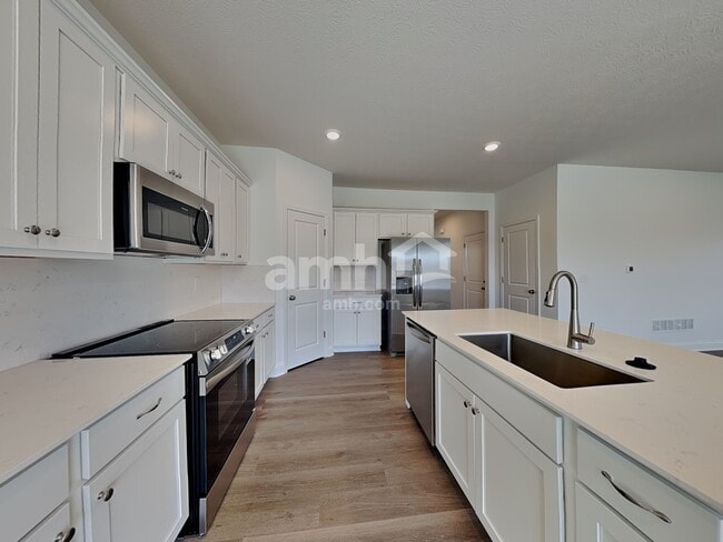 Photo - 956 Heritage Blvd