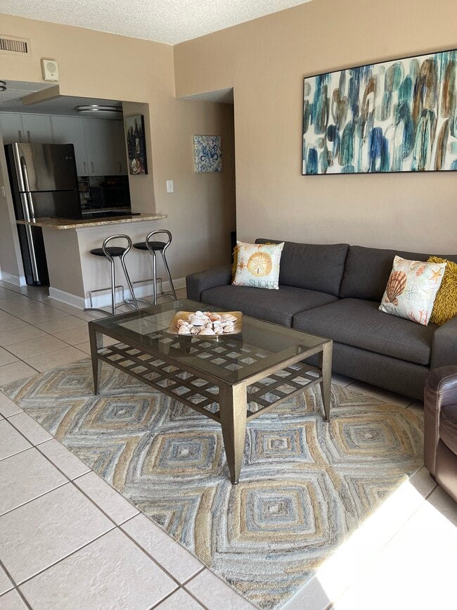 Tastefully decorated - 880 Mandalay Ave Unit S106