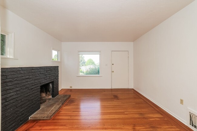 Photo - Available 2 Bedroom Home In Redwood Heights!