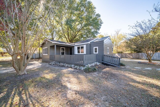 Building Photo - Beautifully Updated Corner Lot Home!