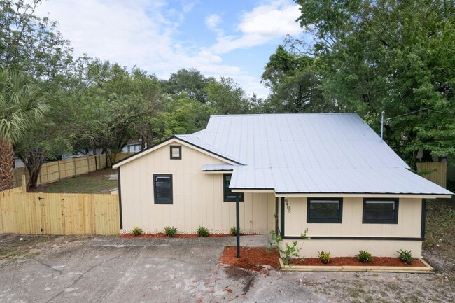 Building Photo - Very large 4bdrm/2bath House, Ready End of February