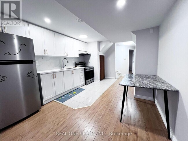 Photo - 1098 Sandhurst Cir