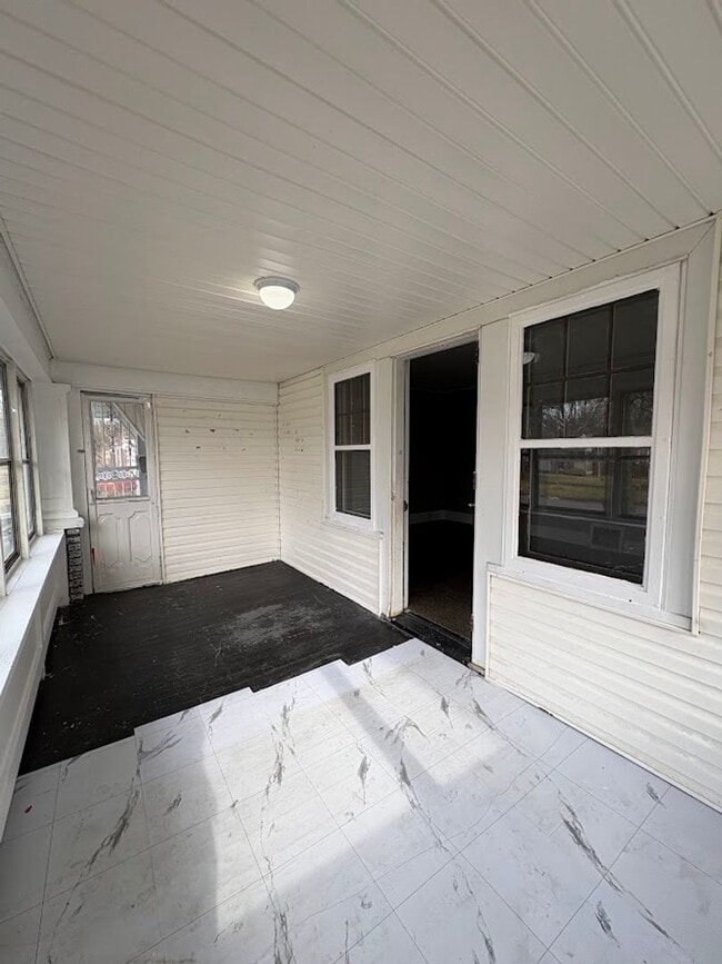 Photo - Large 4 bedrooms 1 full bathroom home for rent