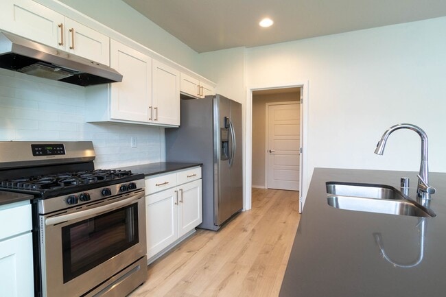 ***Coming Soon June 1st, 2026***Modern 4 bed 2.5 bath near the Fairways Golf Course, Amazon and F... - ***Coming Soon June 1st, 2026***Modern 4 bed 2.5 bath near the Fairways Golf Course, Amazon and F...