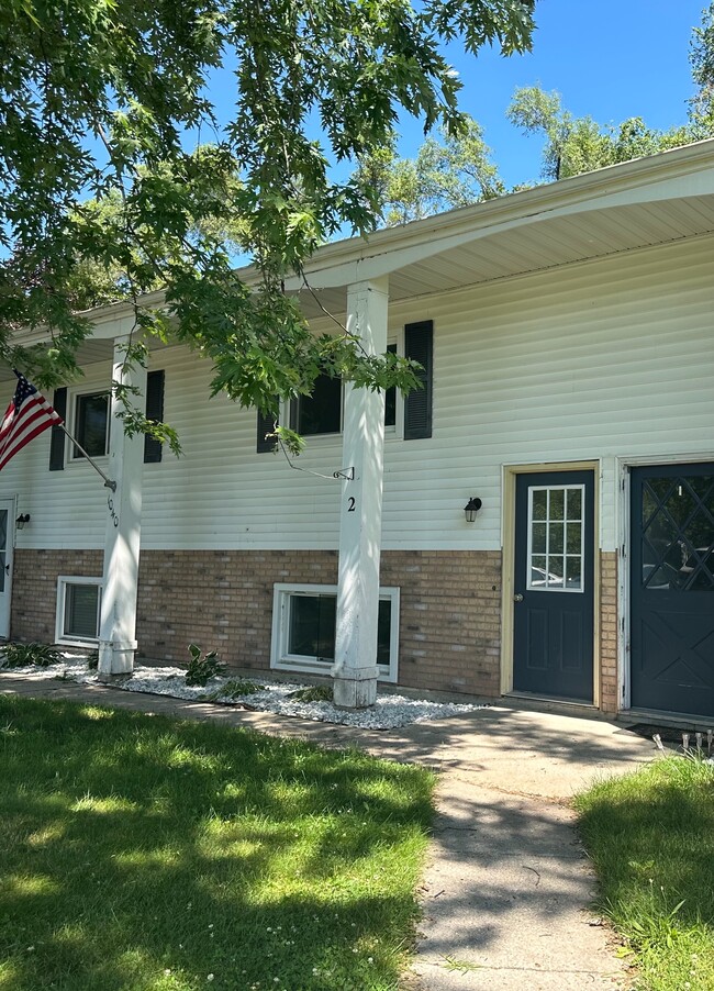 Building Photo - 1040 Bowerman Dr. Unit 1