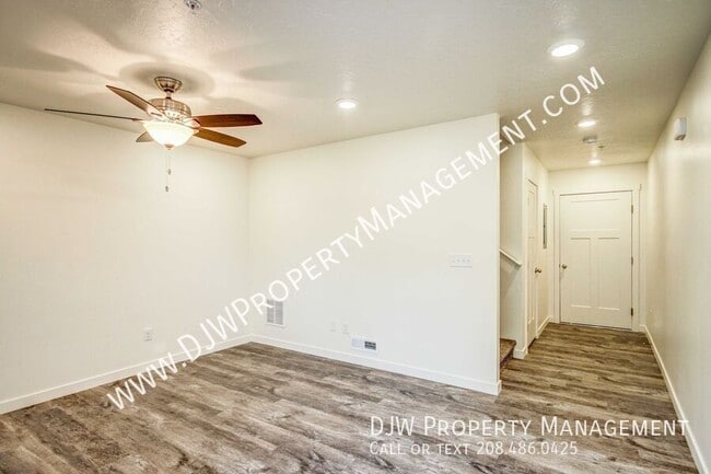Photo - 3715 N Centrepoint Way