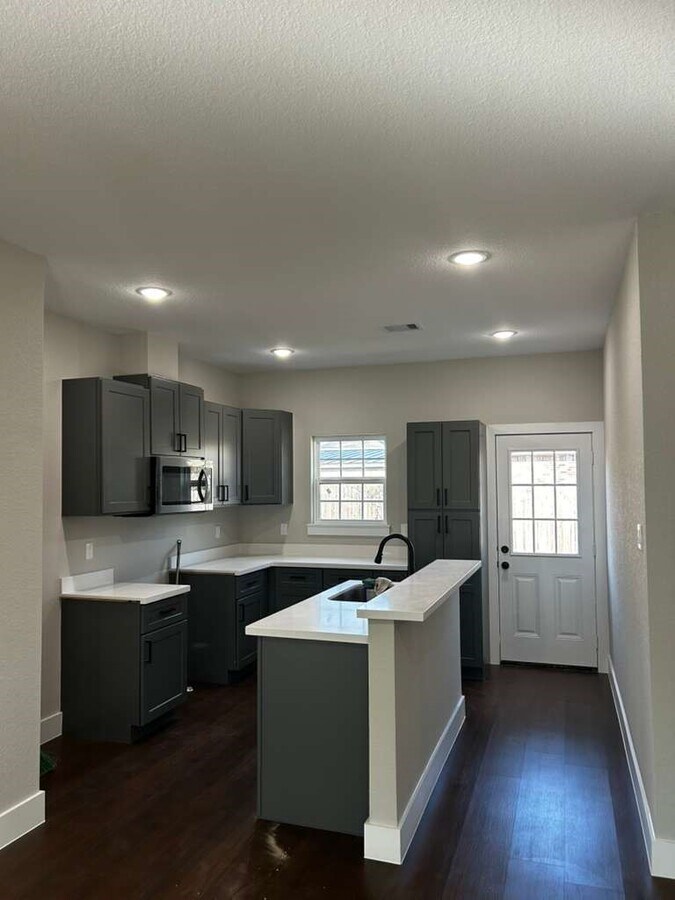 Photo - 704 Avenue I