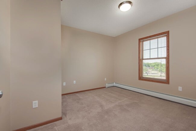 Photo - Oaks Hiawatha Station